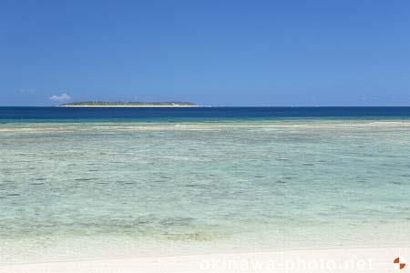 水納島を望む