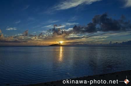 大神島から昇る朝日