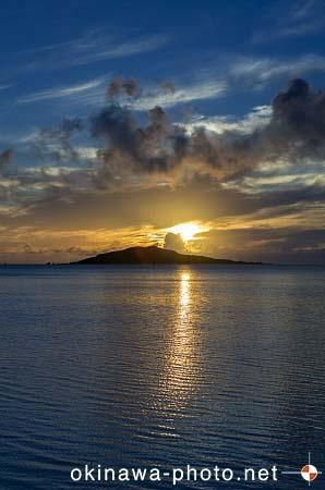 大神島から昇る朝日
