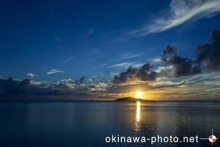 大神島から昇る朝日