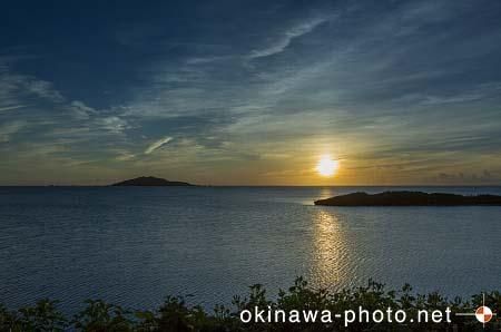 大神島から昇る朝日