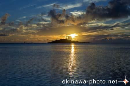 大神島から昇る朝日