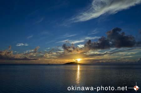 大神島から昇る朝日