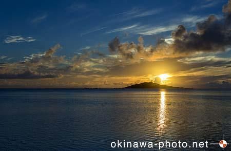 大神島から昇る朝日