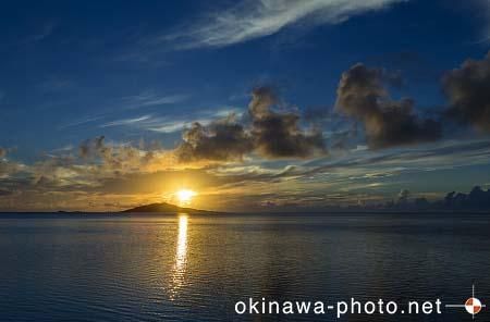 大神島から昇る朝日
