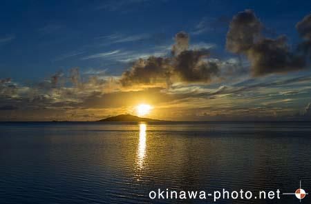 大神島から昇る朝日