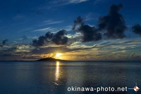 大神島から昇る朝日