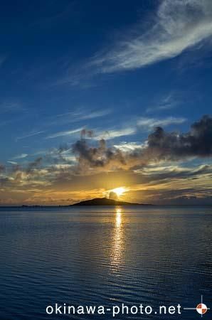 大神島から昇る朝日