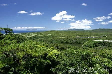 読谷村を望む