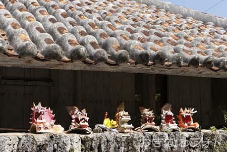 シーサーと赤瓦の家