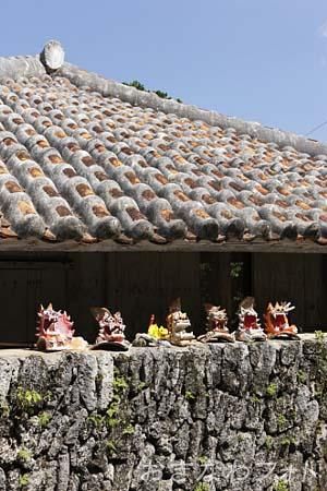シーサーと赤瓦の家