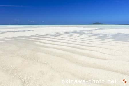 池間大橋横の海