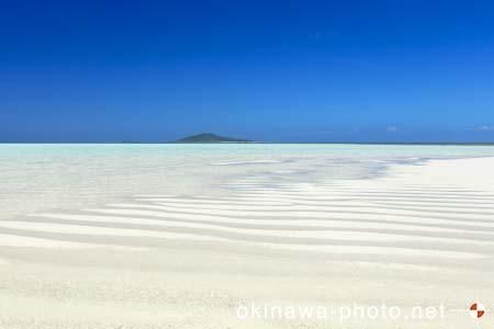 池間大橋横の海