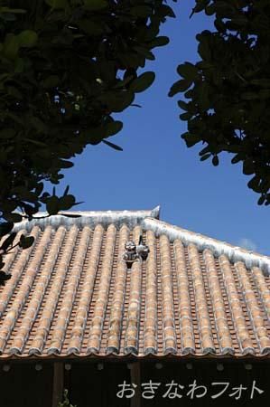 シーサーと赤瓦の家