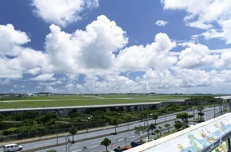 嘉手納基地を望む