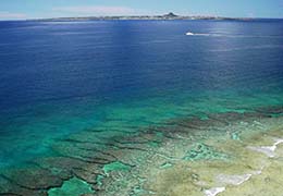 瀬底島の海