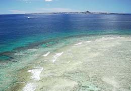 瀬底島の海