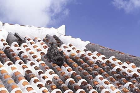 シーサーと赤瓦の家