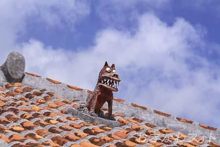 シーサーと赤瓦の家