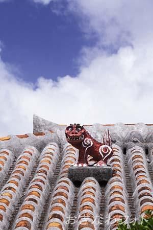 シーサーと赤瓦の家