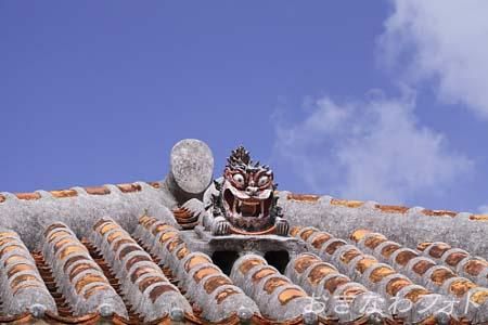 シーサーと赤瓦の家