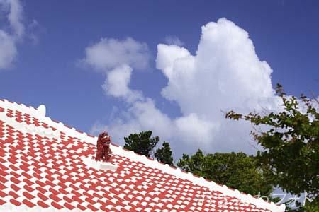 シーサーと赤瓦の家