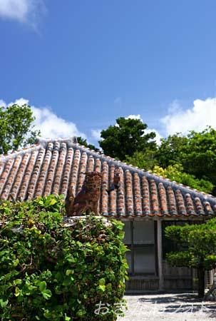 シーサーと赤瓦の家