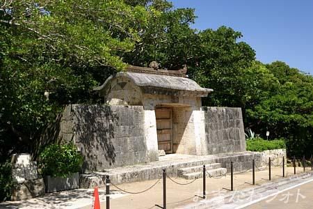 園比屋武御嶽石門