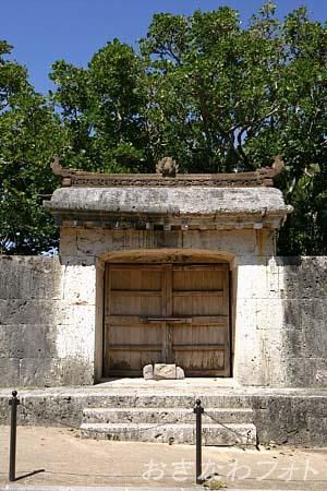 園比屋武御嶽石門