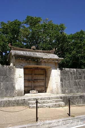 園比屋武御嶽石門