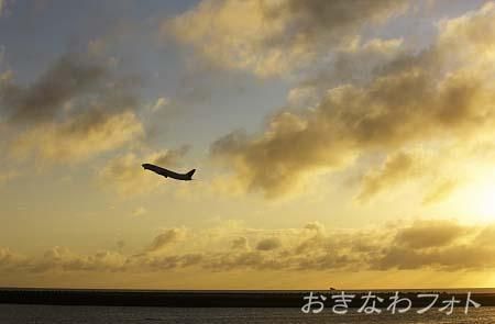 飛行機と夕景