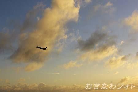 飛行機と夕景