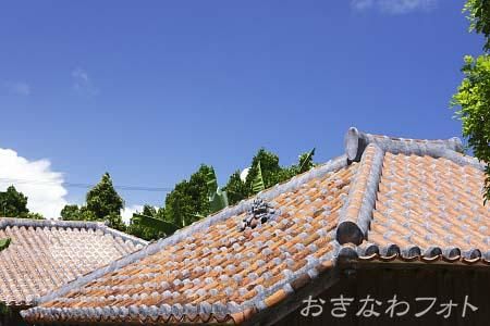 シーサーと赤瓦の家