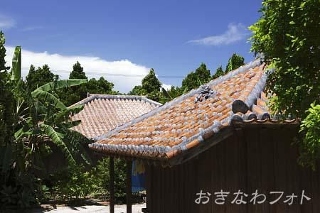 シーサーと赤瓦の家