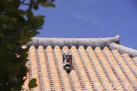 シーサーと赤瓦の家