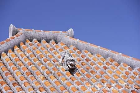 シーサーと赤瓦の家