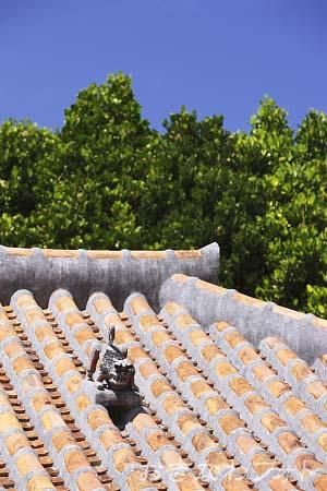 シーサーと赤瓦の家