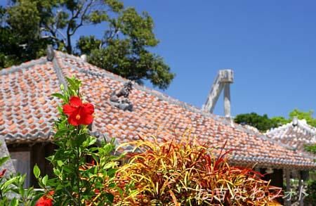 シーサーと赤瓦の家