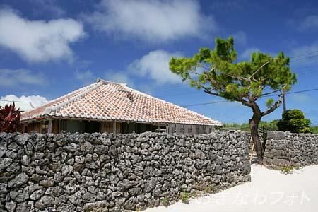 シーサーと赤瓦の家