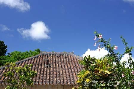 シーサーと赤瓦の家