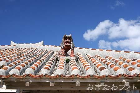 シーサーと赤瓦の家