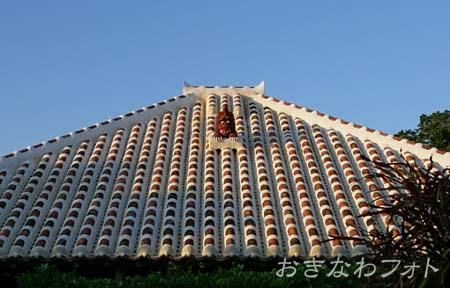 シーサーと赤瓦の家