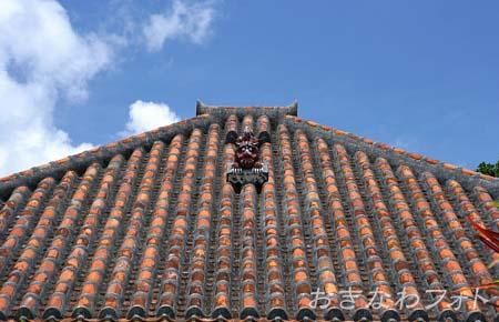 シーサーと赤瓦の家