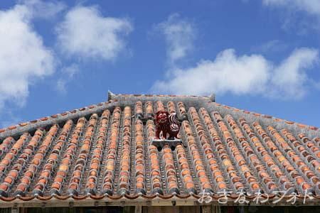 シーサーと赤瓦の家