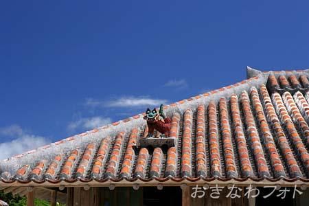 シーサーと赤瓦の家