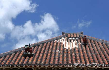 シーサーと赤瓦の家