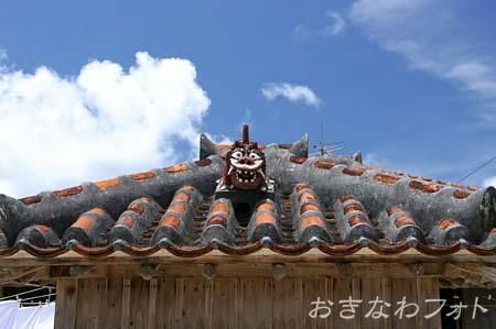 シーサーと赤瓦の家