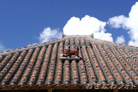 シーサーと赤瓦の家