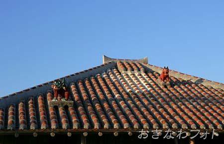 シーサーと赤瓦の家