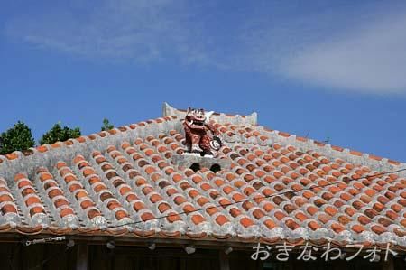 シーサーと赤瓦の家